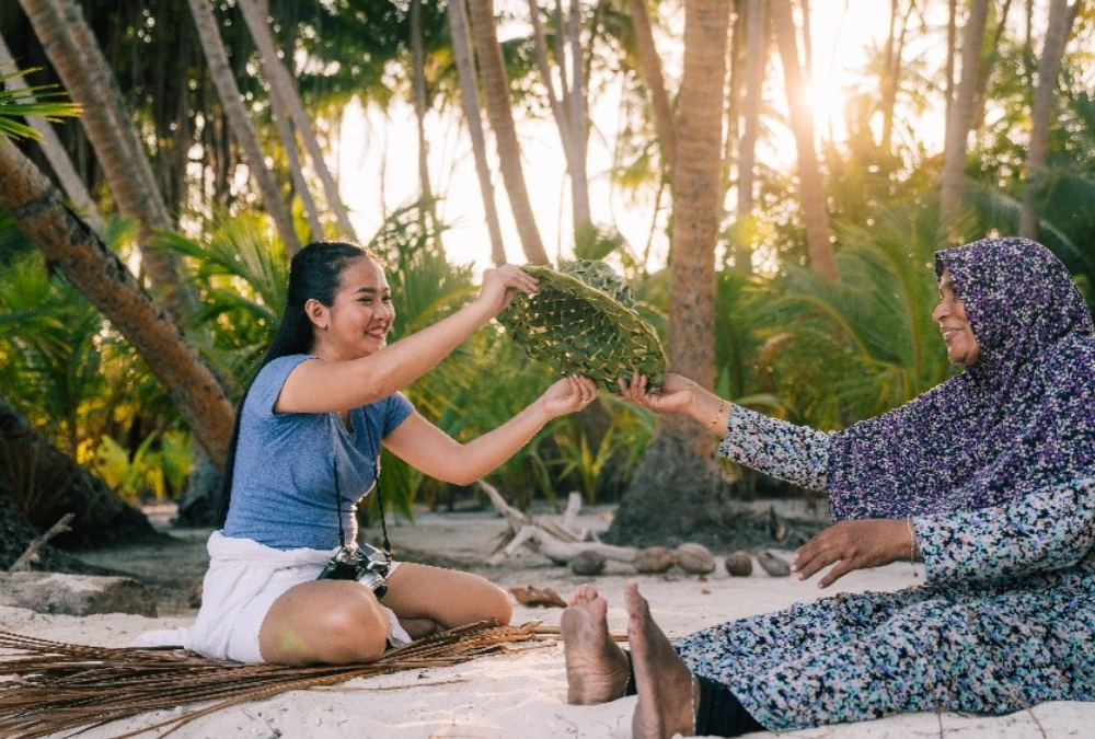 Maldives: Women of the Islands